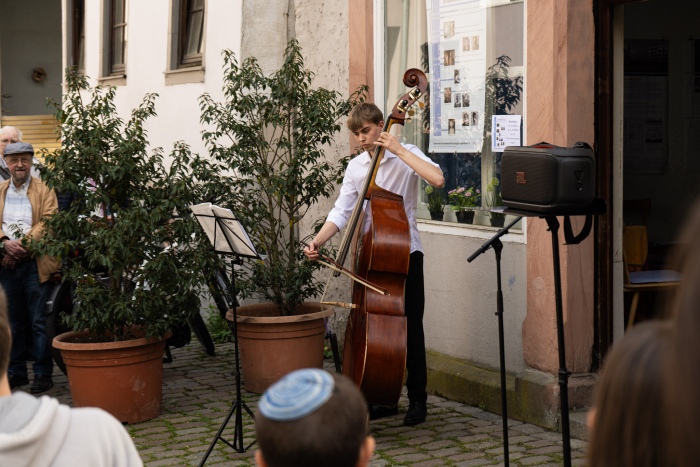 Junger Mann spielt Kontrabass