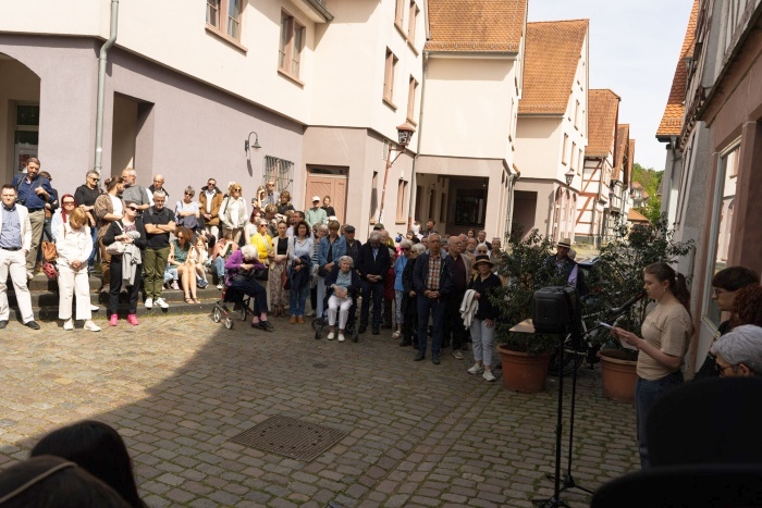Gruppe Menschen steht auf Straße