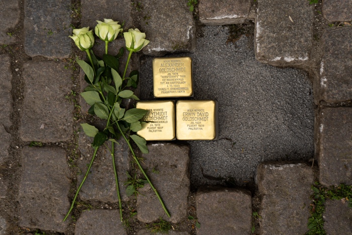 3 Stolpersteine im Bürgersteig eingelassen