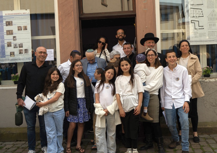 Gruppe läßt sich vor Haus fotografieren