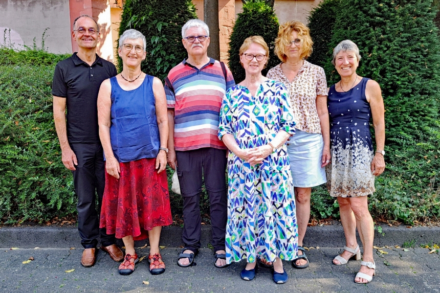 Vorstand 2025. 4 Frauen und 2 Männer in Sommerkleidung stehen als Gruppe vor Gebüsch